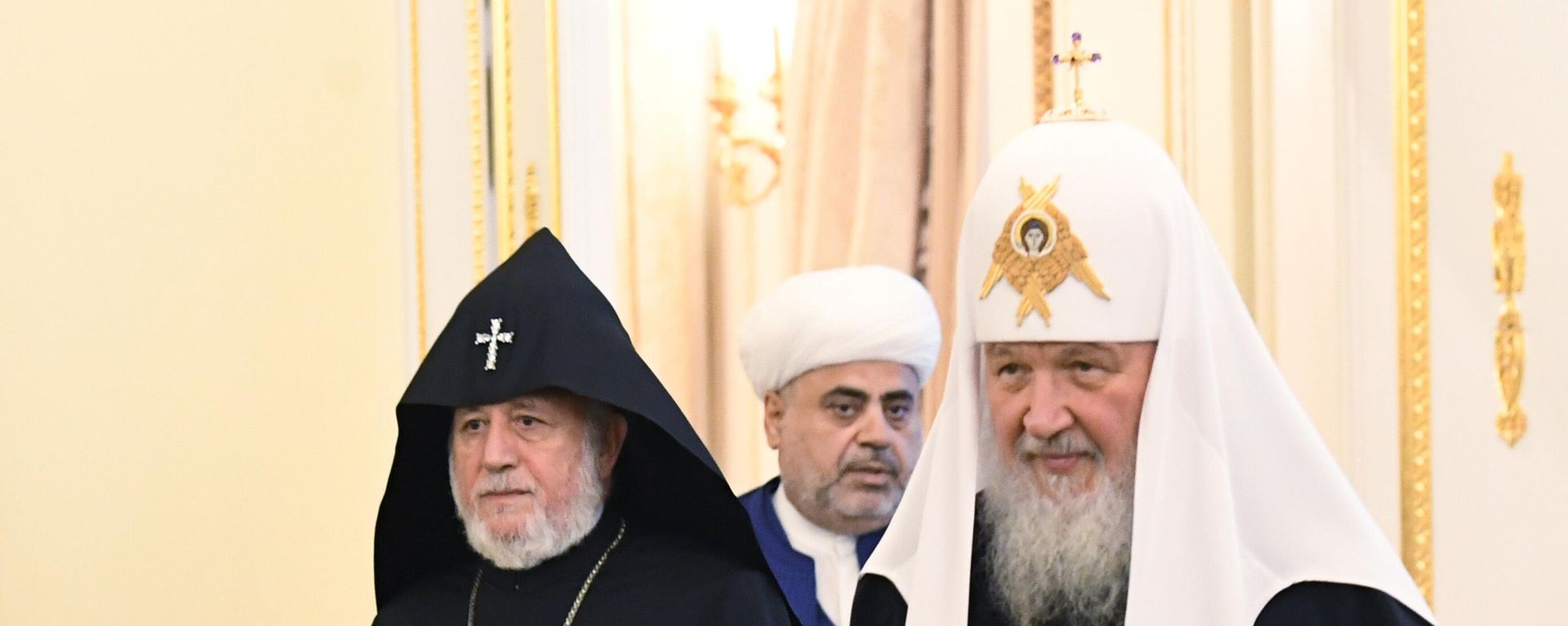Патриарх Московский и всея Руси Кирилл, духовный лидер Азербайджана, глава Управления мусульман Кавказа Аллахшукюр Пашазаде и верховный патриарх и католикос всех армян Гарегин II (справа налево) во время встречи в Москве - Sputnik Азербайджан, 1920, 13.10.2021