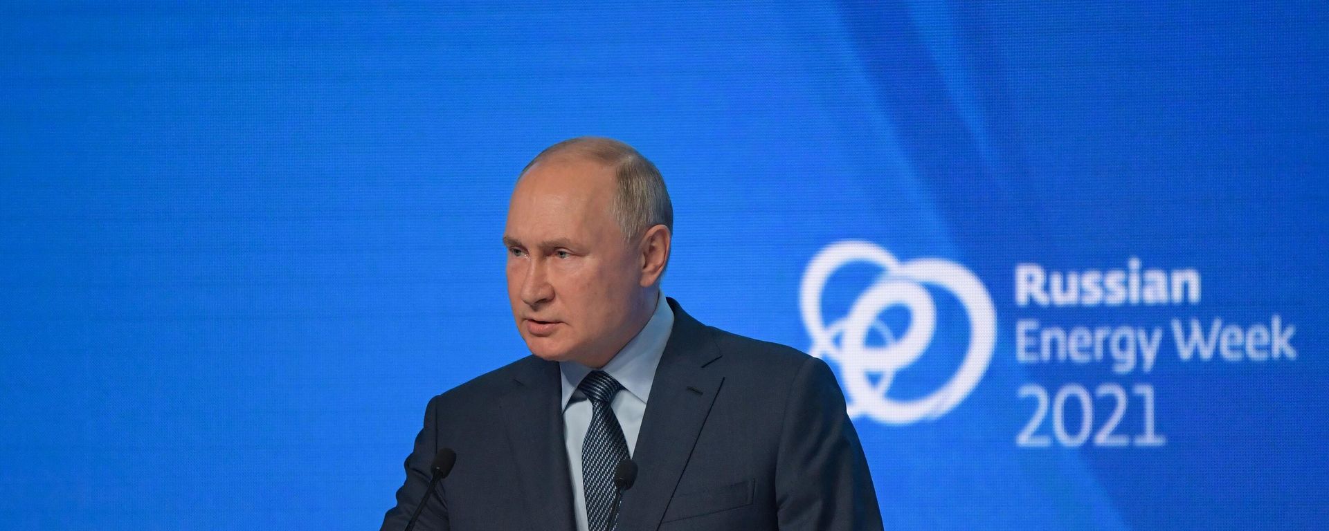 Президент РФ Владимир Путин выступает на пленарном заседании международного форума Российская энергетическая неделя в ЦВЗ Манеж - Sputnik Азербайджан, 1920, 14.10.2021