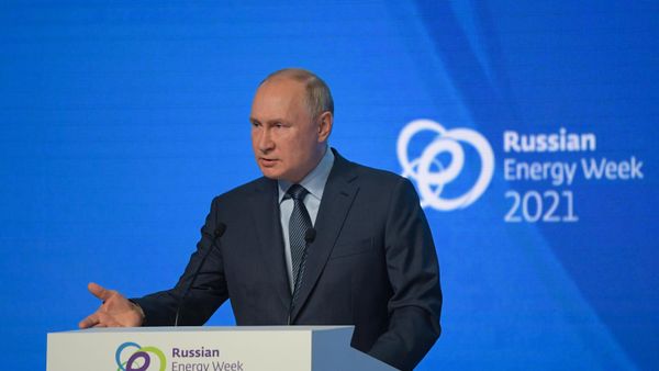 Президент РФ Владимир Путин выступает на пленарном заседании международного форума Российская энергетическая неделя в ЦВЗ Манеж - Sputnik Азербайджан