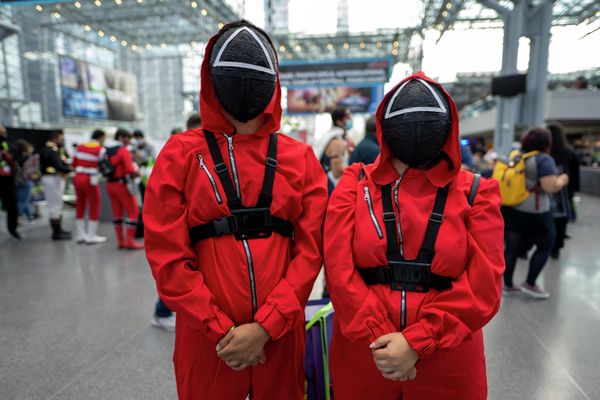 Поклонники сериала по всему миру запускают флешмобы, а теперь еще начали покупать одежду, похожую на ту, которую носят главные герои. - Sputnik Азербайджан