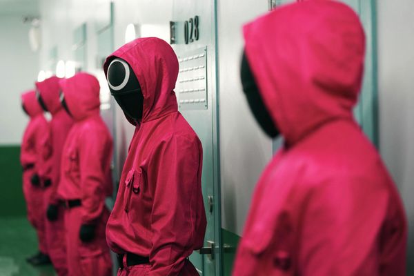 Герои сериала не по принуждению, а по желанию — борются за призовой фонд в 45,6 миллиарда вон (38 миллионов долларов) в смертельно опасных версиях детских игр. - Sputnik Азербайджан