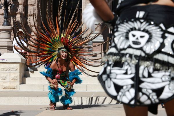 Члены Danza Azteca Guadalupana танцуют во время мероприятия в Остине, США. - Sputnik Азербайджан