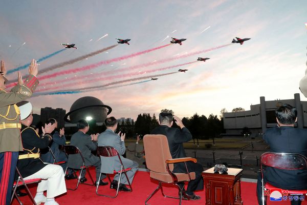 Ким Чен Ын наблюдает за демонстрационным полетом во время церемонии открытия выставки оборонного развития "Самооборона-2021" в Пхеньяне. - Sputnik Азербайджан