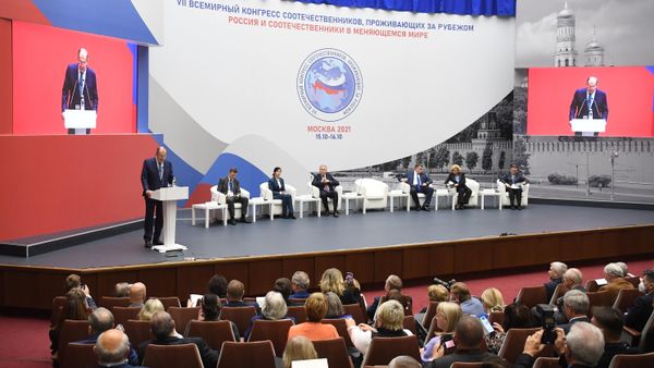Министр иностранных дел России Сергей Лавров выступает на VII Всемирном конгрессе российских соотечественников, проживающих за рубежом, Россия и соотечественники в меняющемся мире. - Sputnik Азербайджан