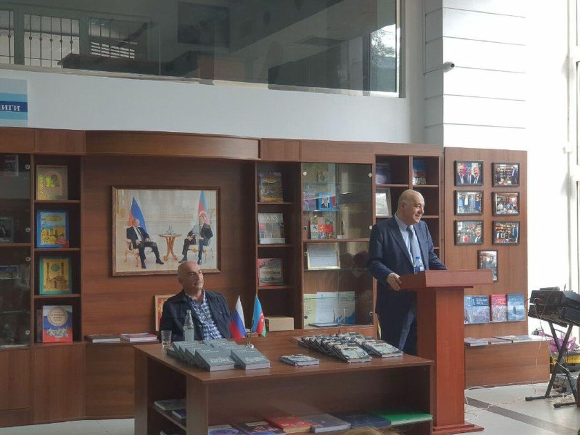 Презентация сборников «Избранное» и «Стоявший за дверью» Народного писателя Натига Расулзаде в Доме Русской книги
  - Sputnik Азербайджан, 1920, 15.10.2021