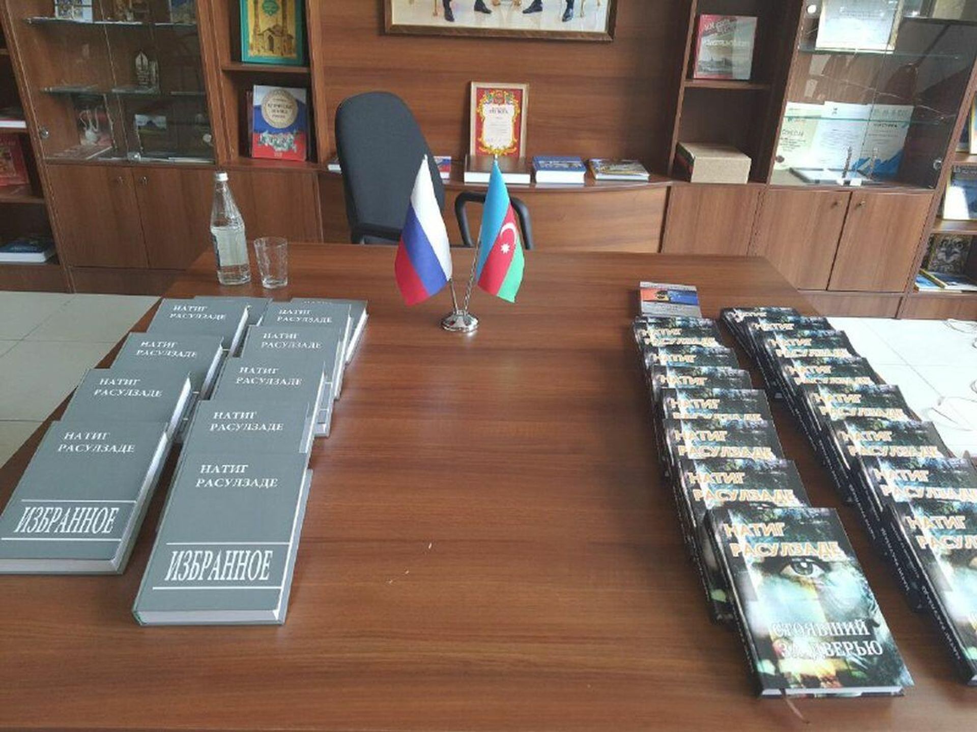 Презентация сборников «Избранное» и «Стоявший за дверью» Народного писателя Натига Расулзаде в Доме Русской книги
  - Sputnik Азербайджан, 1920, 15.10.2021