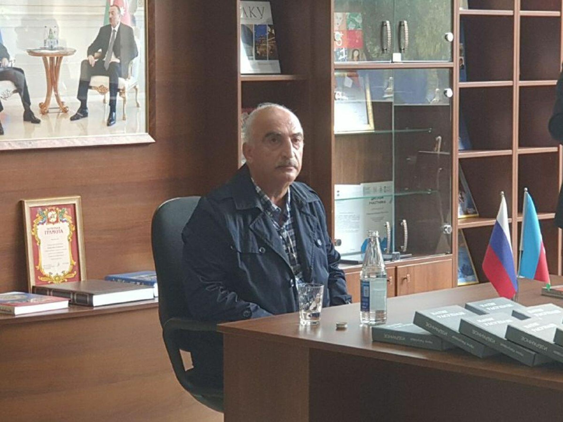 Презентация сборников «Избранное» и «Стоявший за дверью» Народного писателя Натига Расулзаде в Доме Русской книги
  - Sputnik Азербайджан, 1920, 15.10.2021