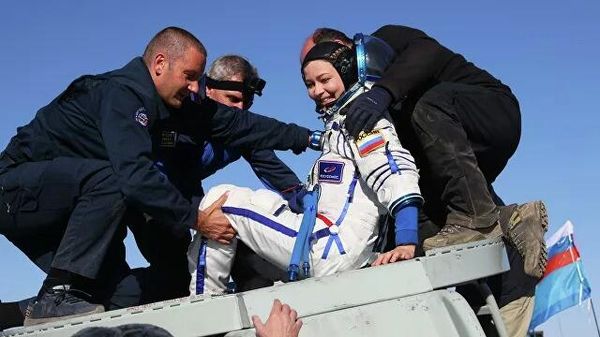 Член съемочной группы фильма Вызов актриса Юлия Пересильд после посадки спускаемого аппарата транспортного пилотируемого корабля Союз МС-18 - Sputnik Азербайджан