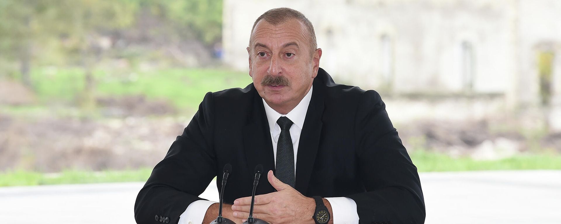 Президент Ильхам Алиев и Первая леди Мехрибан Алиева совершили поездку в Физулинский район Президент Ильхам Алиев и Первая леди Мехрибан Алиева совершили поездку в Физулинский район - Sputnik Азербайджан, 1920, 21.10.2021