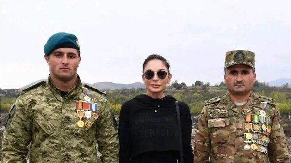 Мехрибан Алиева с героями Отечественной войны - полковником Гусейновым Тельманом Аскер оглу и майором Сафаровым Эльвином Сарраф оглу во время поездки в Физулинский район - Sputnik Азербайджан