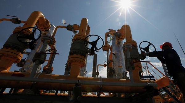 Рабочий у блока сепарационных установок на газораспределительной станции. - Sputnik Азербайджан