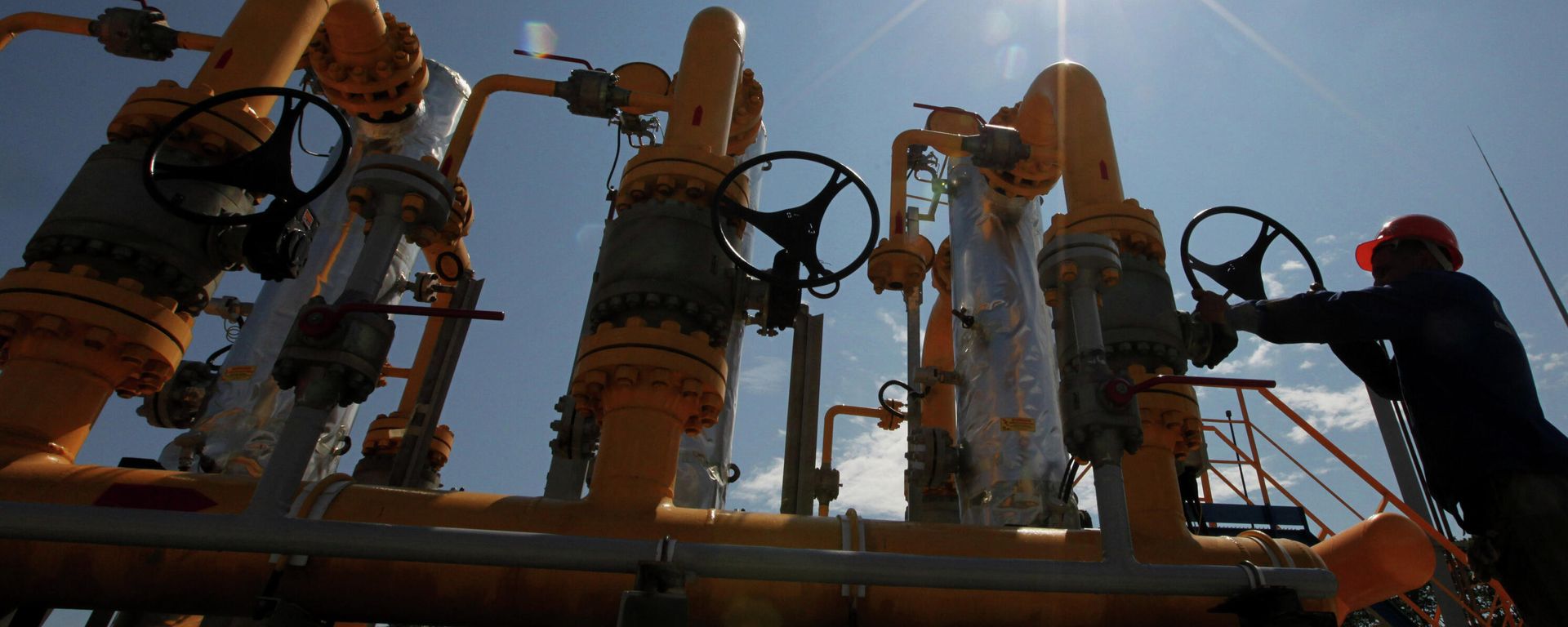 Рабочий у блока сепарационных установок на газораспределительной станции. - Sputnik Азербайджан, 1920, 05.06.2025