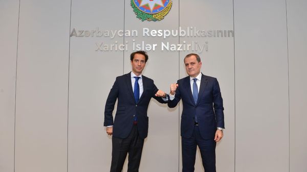 Xarici işlər naziri Ceyhun Bayramov və NATO-nun Cənubi Qafqaz və Mərkəzi Asiya üzrə xüsusi nümayəndəsi Xavyer Kolomina Piriz görüş zamanı - Sputnik Азербайджан