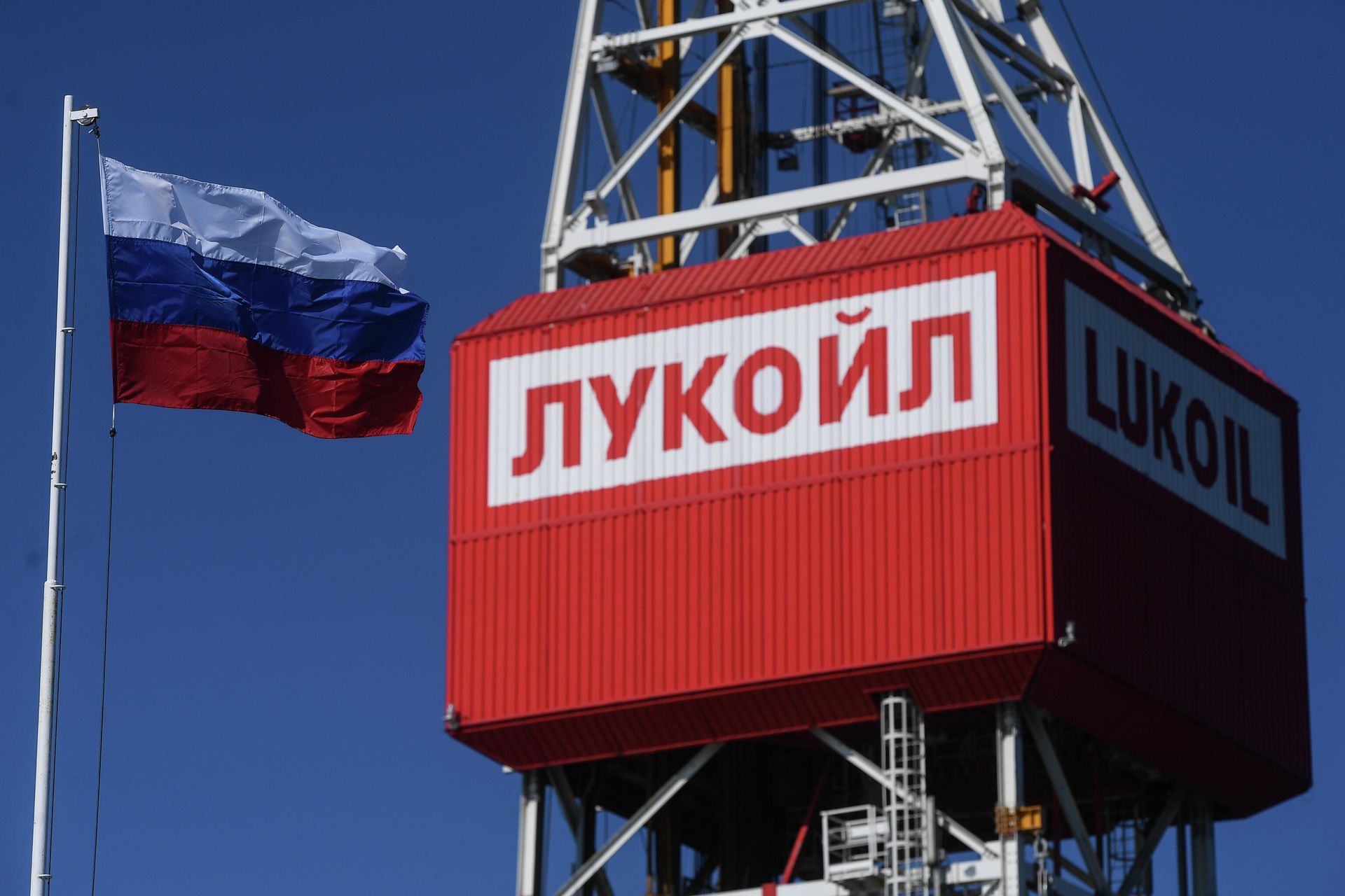 Стационарная платформа компании Лукойл на нефтегазоконденсатном месторождении имени Владимира Филановского в северной части акватории Каспийского моря - Sputnik Азербайджан, 1920, 04.04.2022