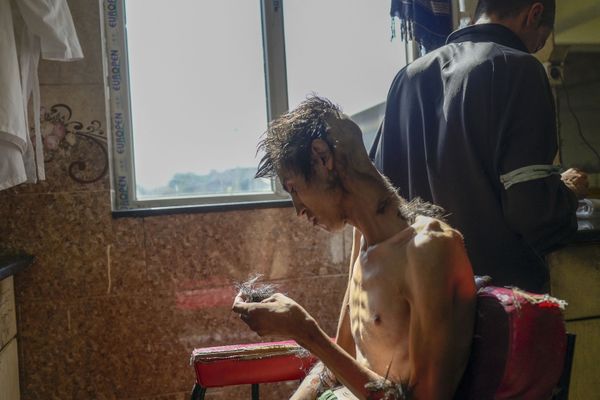 Наркоман, которому бреют голову в отделении детоксикации в больнице Кабула, Афганистан. - Sputnik Азербайджан