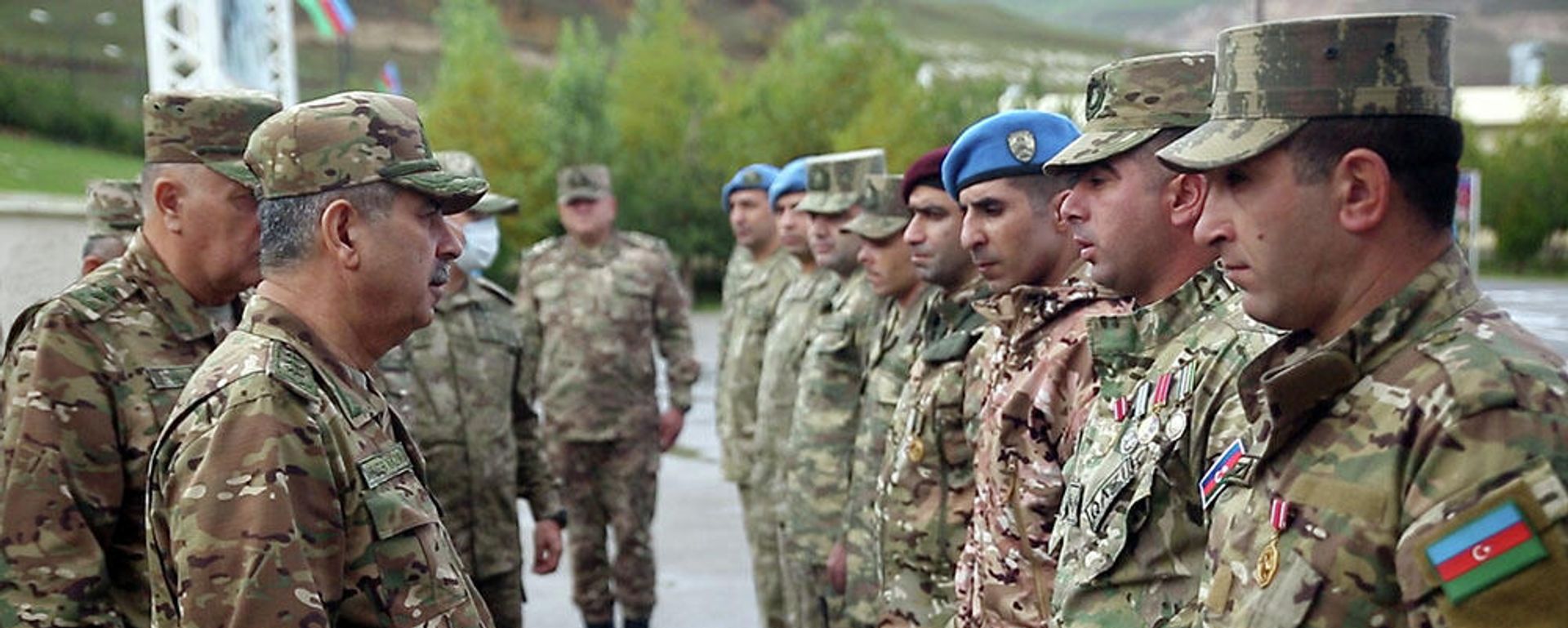 Министр обороны генерал-полковник Закир Гасанов посетиль новосозданную оперативную воинскую часть коммандос - Sputnik Азербайджан, 1920, 19.10.2021