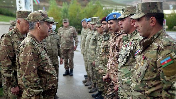 Министр обороны генерал-полковник Закир Гасанов посетиль новосозданную оперативную воинскую часть коммандос - Sputnik Азербайджан