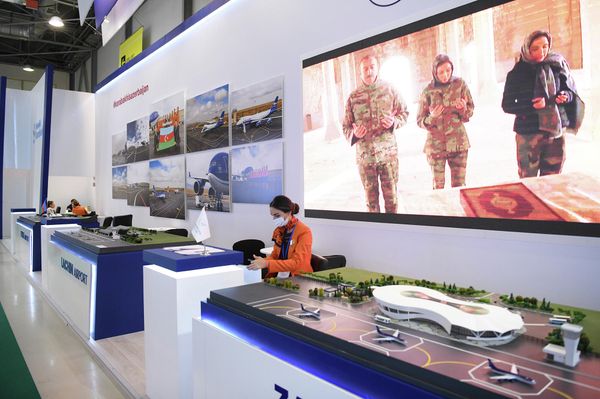 Стенд компании "Azerbaijan Airlines" на выставке "Восстановление, Реконструкция и Развитие Карабаха" (Rebuild Karabakh 2021). - Sputnik Азербайджан