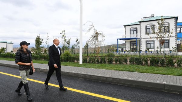Президент Ильхам Алиев и первая леди Мехрибан Алиева совершили поездку в Зангиланский район - Sputnik Азербайджан