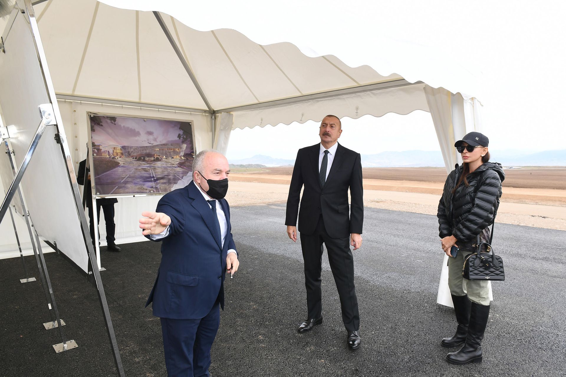 Prezident İlham Əliyev və birinci xanım Mehriban Əliyeva Zəngilan Beynəlxalq Hava Limanında tikinti işlərinin gedişi ilə tanış olublar - Sputnik Азербайджан, 1920, 21.10.2021