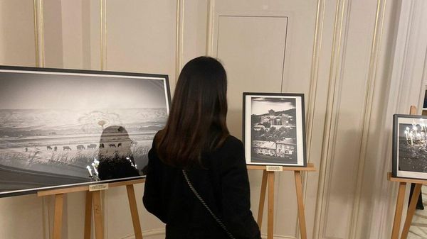 Посетительница на выставке французского фотографа Грегори Герпена Карабах: мирное время - Sputnik Азербайджан