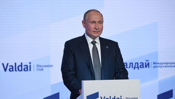Президент РФ Владимир Путин выступает на пленарной сессии XVIII ежегодного заседания Международного дискуссионного клуба Валдай - Sputnik Азербайджан