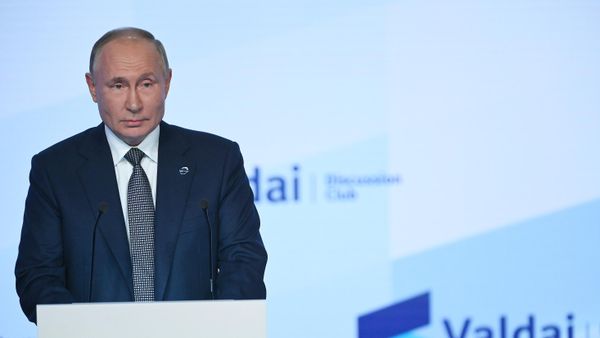 Rusiya Federasiyasının Prezidenti Vladimir Putin Soçidə “Valday” Beynəlxalq Diskussiya Klubunun XVIII illik iclasının plenar sessiyasında - Sputnik Азербайджан
