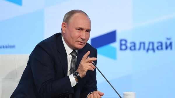 Rusiya Federasiyasının Prezidenti Vladimir Putin Soçidə “Valday” Beynəlxalq Diskussiya Klubunun XVIII illik iclasının plenar sessiyasında - Sputnik Азербайджан