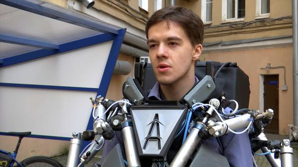 Роботы уже близко: студенты ИТМО создали экзоскелет - Sputnik Азербайджан
