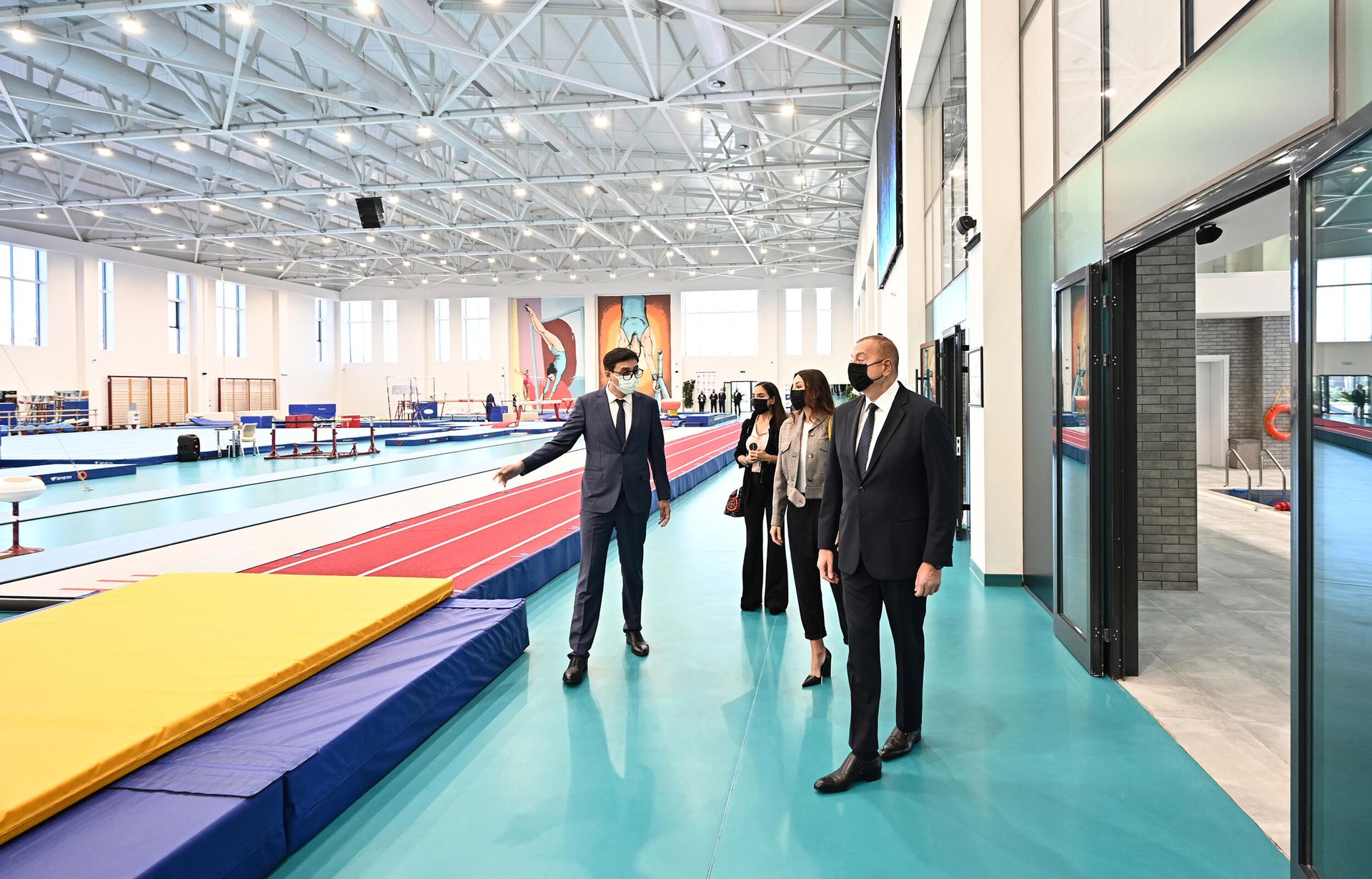 Prezident İlham Əliyev, birinci xanım Mehriban Əliyeva və qızları Leyla Əliyeva Milli Gimnastika Arenasının yeni məşq binasında yaradılan şəraitlə tanış olublar - Sputnik Азербайджан, 1920, 22.10.2021