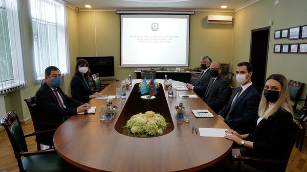 Встреча председателя правления Агентства Азербайджана по разминированию (ANAMA) Вугара Сулейманова м резидент-координатором представительства ООН в АР Владанкой Андреевой - Sputnik Азербайджан