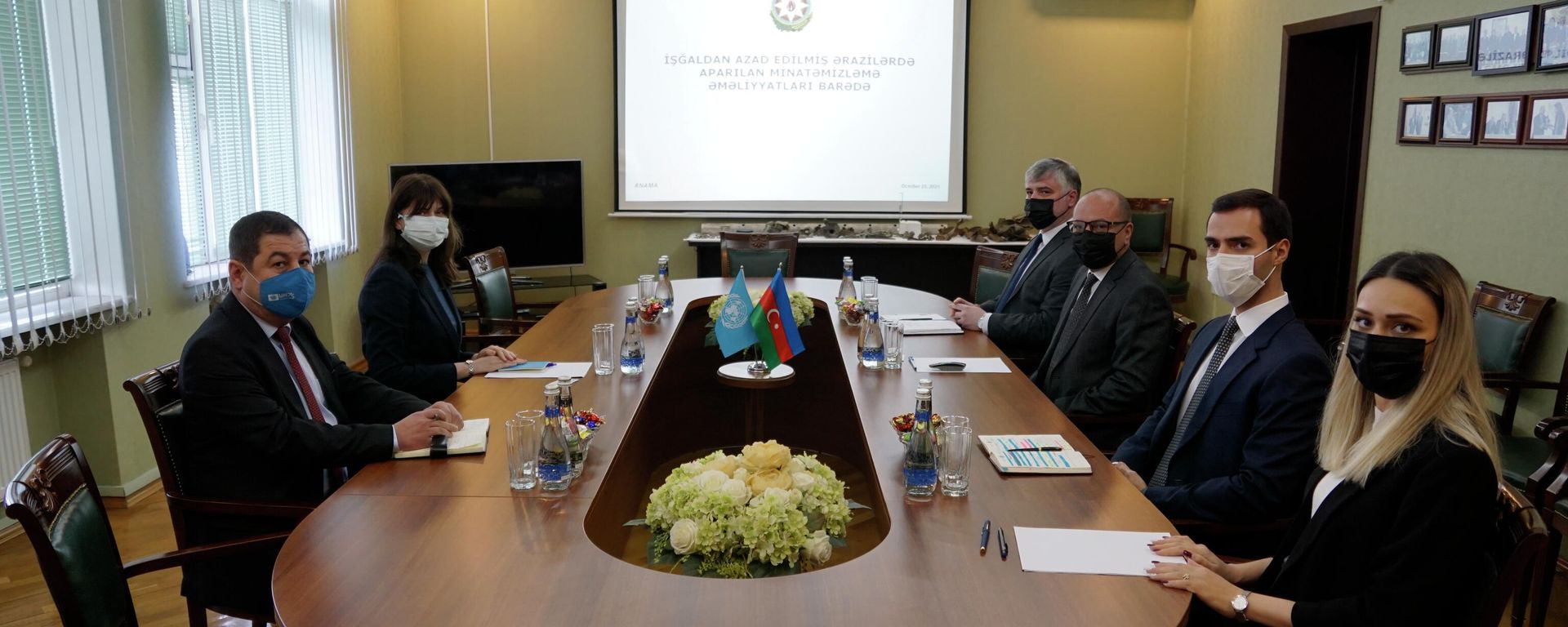 Встреча председателя правления Агентства Азербайджана по разминированию (ANAMA) Вугара Сулейманова м резидент-координатором представительства ООН в АР Владанкой Андреевой - Sputnik Азербайджан, 1920, 25.10.2021