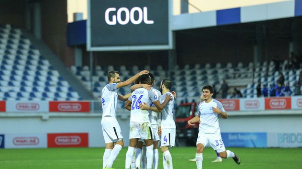 Sabah klubunun futbolçuları Sumqayıt komandasının qapısına vurduqları qolu qeyd edirlər - Sputnik Азербайджан