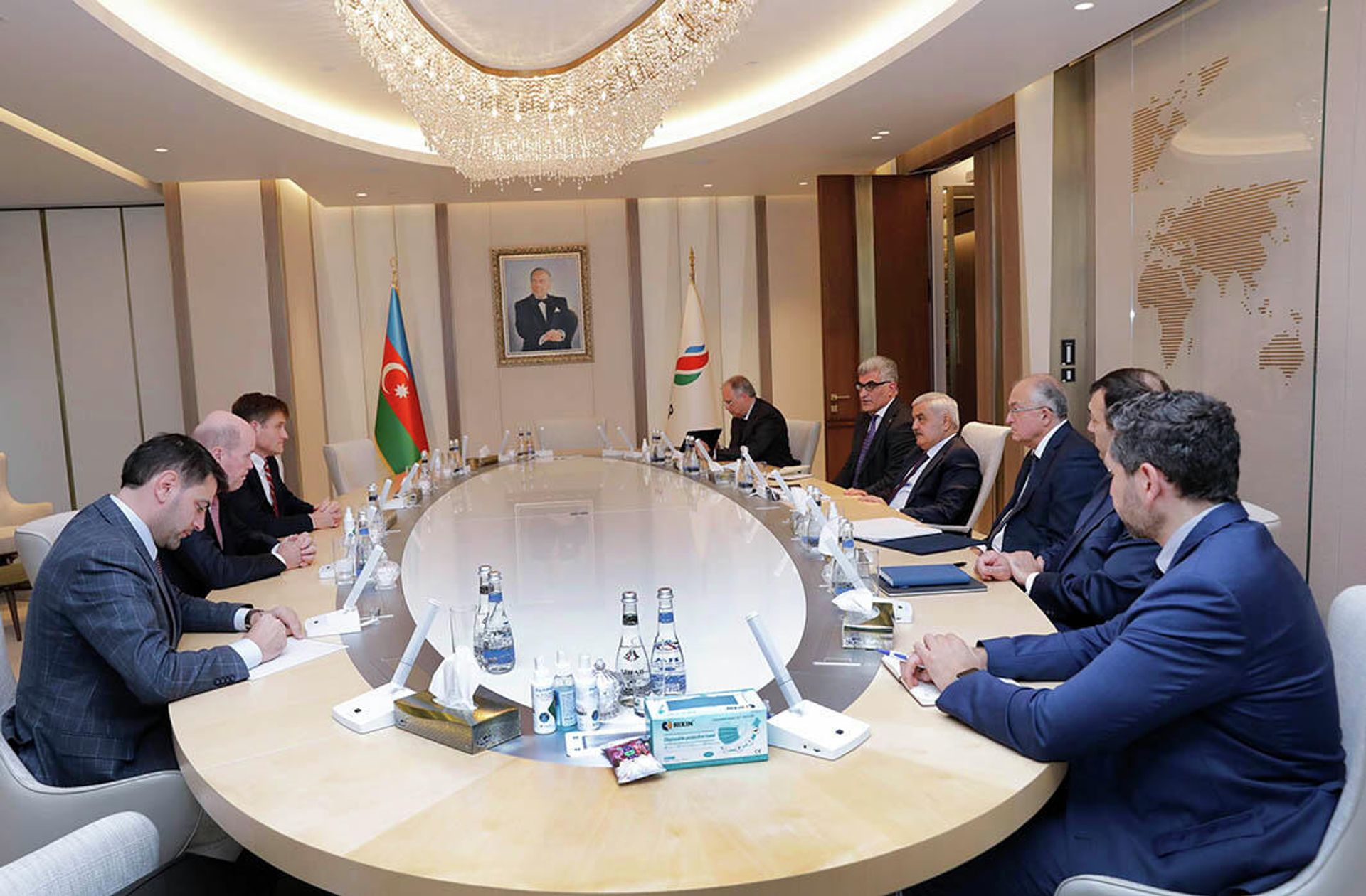 Во время встречи президента SOCAR Ровнага Абдуллаева с вице-президентом BP по добыче и операциям Гордоном Бирреллом - Sputnik Азербайджан, 1920, 26.10.2021