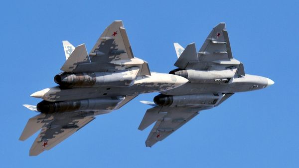 Многофункциональные истребители пятого поколения Су-57 - Sputnik Азербайджан