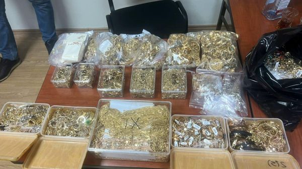Таможенники Азербайджана изъяли 18 килограммов золота в грузовике с чипсами - Sputnik Азербайджан