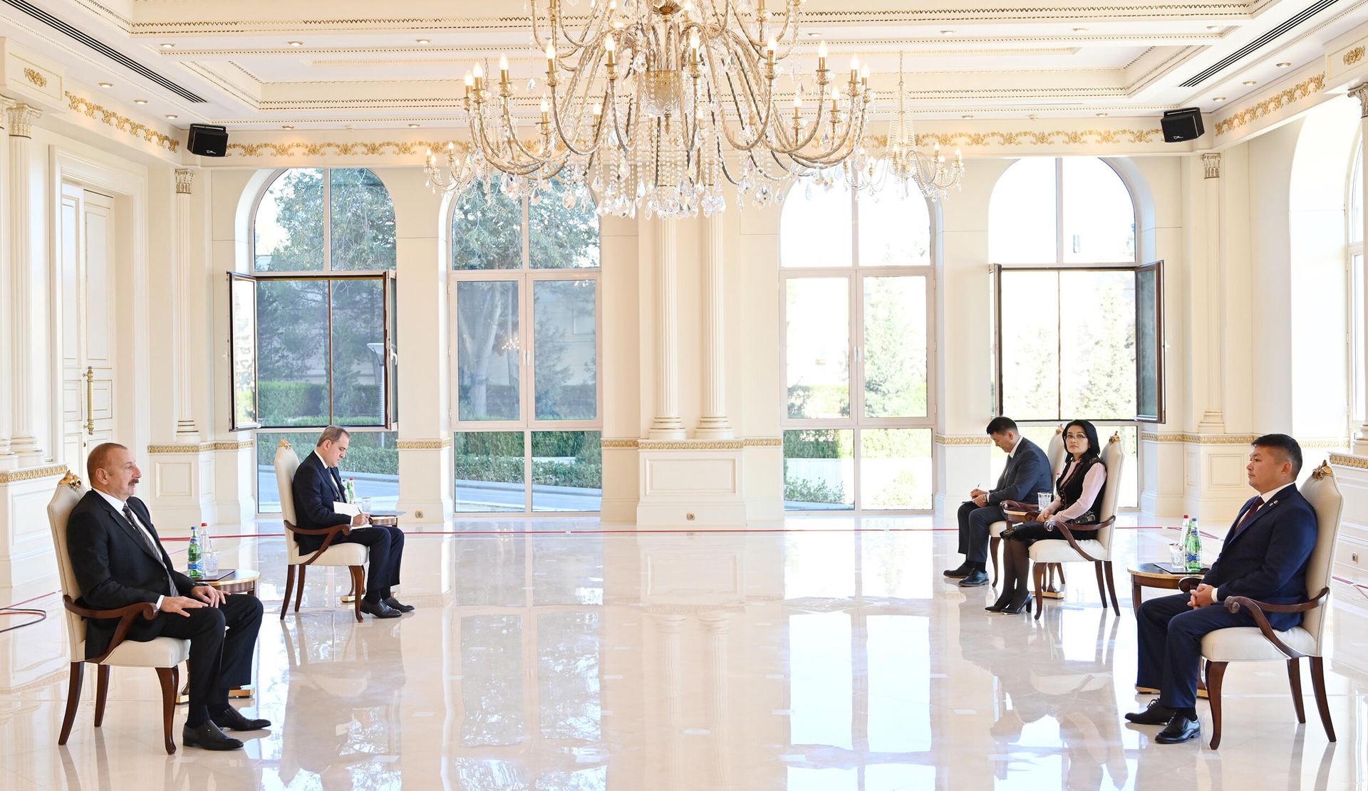 Prezident İlham Əliyev Qırğız Respublikasının Azərbaycanda yeni təyin olunmuş səfirinin etimadnaməsini qəbul edib - Sputnik Азербайджан, 1920, 28.10.2021