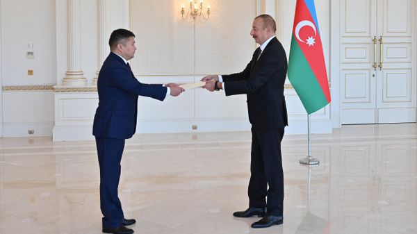 Президент Ильхам Алиев принял верительные грамоты новоназначенного посла Кыргызской Республики в Азербайджане - Sputnik Азербайджан