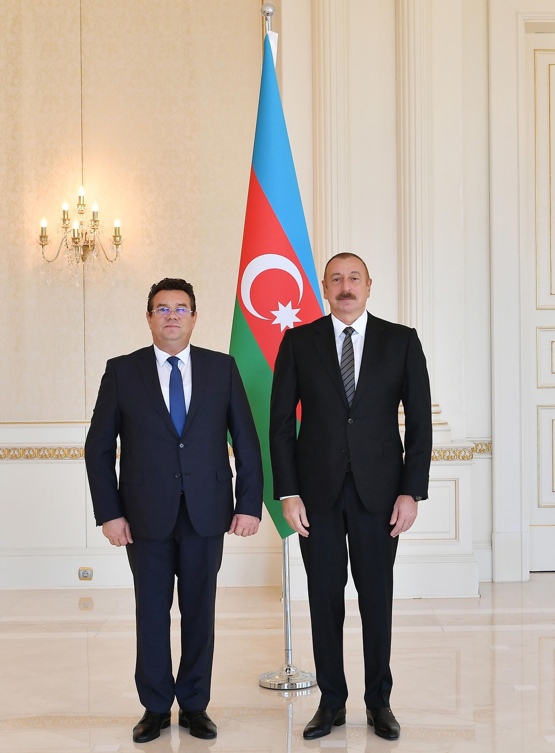Prezident İlham Əliyev Rumıniyanın Azərbaycanda yeni təyin olunmuş səfirinin etimadnaməsini qəbul edib - Sputnik Азербайджан, 1920, 28.10.2021