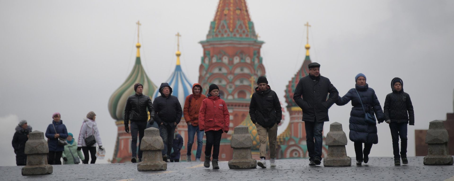Прохожие идут по Красной площади в Москве.  - Sputnik Азербайджан, 1920, 29.10.2021