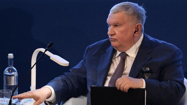 Директор, председатель правления, заместитель председателя совета директоров компании Роснефть Игорь Сечин - Sputnik Азербайджан