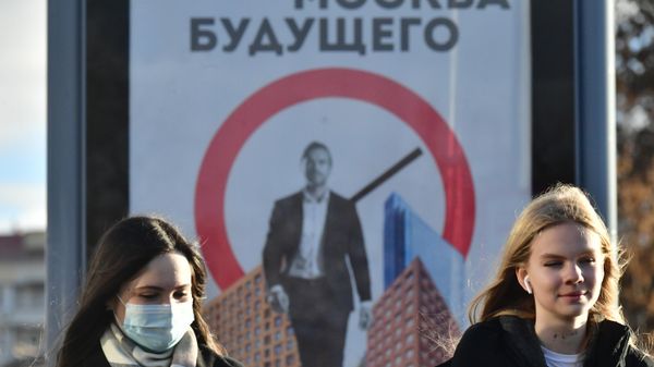 Девушки на одной из улиц в Москве - Sputnik Азербайджан