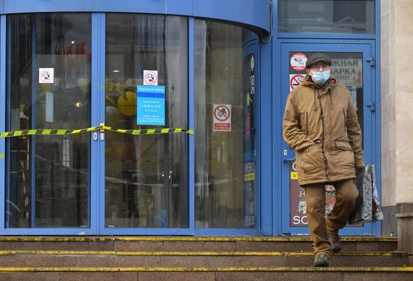 А вот большинство магазинов закрыты. Обслуживать покупателей могут только продовольственные, продающие товары первой необходимости (их в ассортименте должно быть как минимум 30%), а также аптеки. - Sputnik Азербайджан