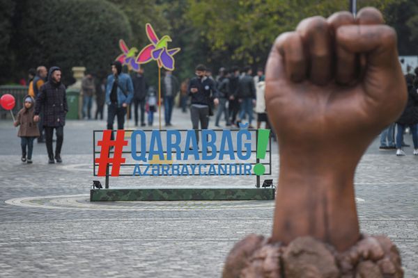 Особенной популярностью у участников пользуются серебряные и позолоченные значки с изображением цветка офрис кавказский (Хары бюльбюль), который является символом победы в 44-дневной Отечественной войне. - Sputnik Азербайджан