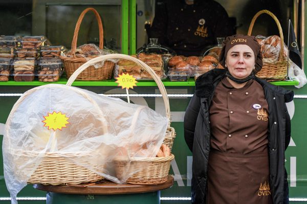 Посреди парка установлена полевая кухня, там же организованы сидячие места. Желающие могут попробовать на вкус консервы из военных пайков.  - Sputnik Азербайджан