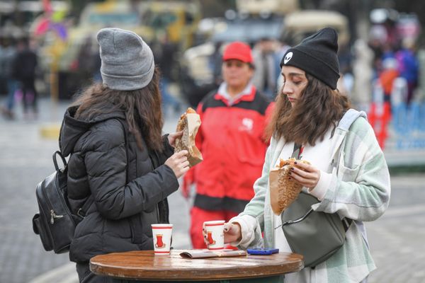 Но и это не все. В течение последующих дней гости смогут отведать блюда из рациона военных, точно такие же, как те, чем кормят любого рядового солдата в столовых частей Минобороны. - Sputnik Азербайджан