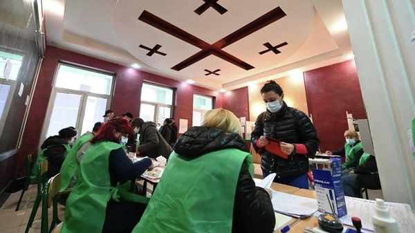 Местные выборы в Грузии. Второй тур 30 октября 2021 года. Избиратели голосуют на участках - Sputnik Азербайджан