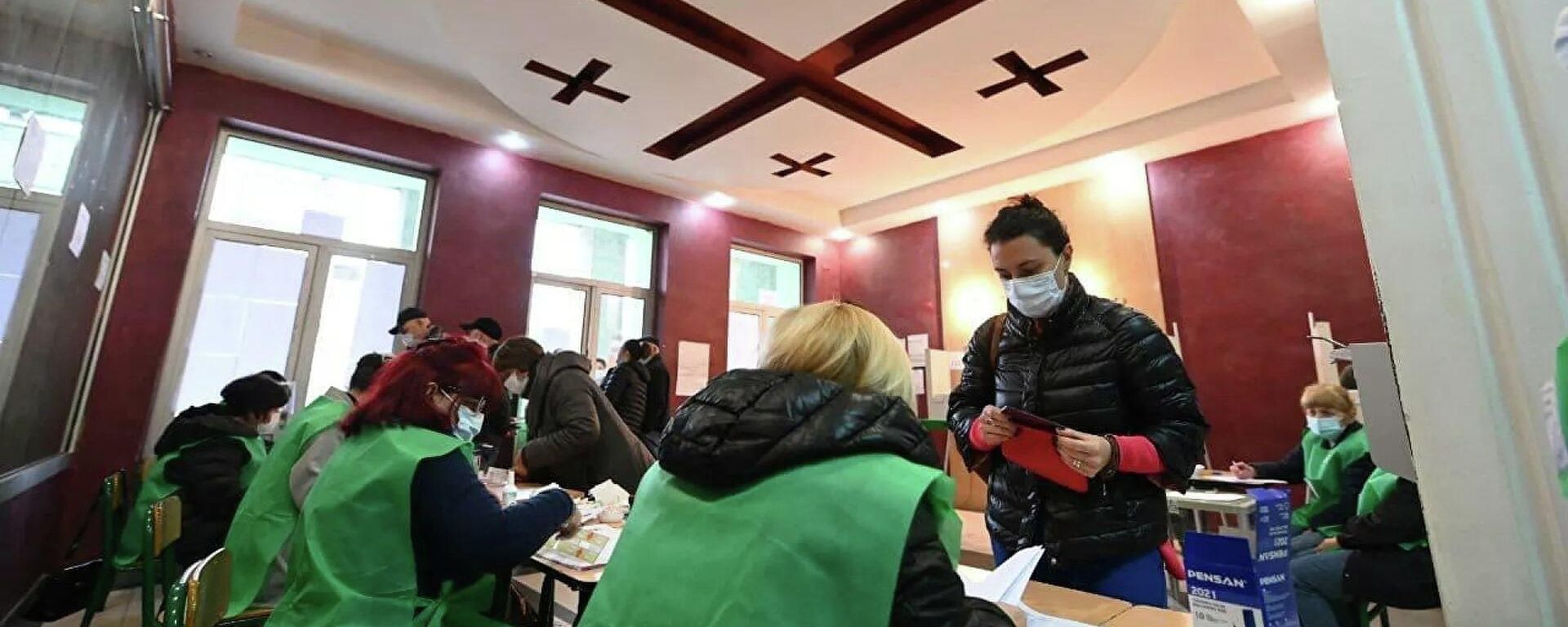 Местные выборы в Грузии. Второй тур 30 октября 2021 года. Избиратели голосуют на участках - Sputnik Азербайджан, 1920, 31.10.2021