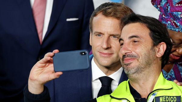 Президент Франции Эммануэль Макрон позирует с медицинским персоналом для селфи время саммита лидеров G20 в Риме, 30 октября 2021 года - Sputnik Азербайджан