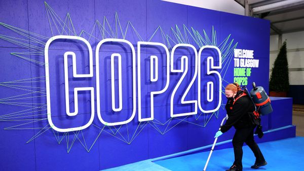 Сотрудница убирает зал перед саммитом COP26 в Шотландский Event Campus (SEC) в Глазго - Sputnik Азербайджан